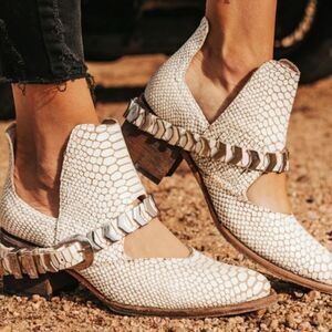FreeBird BLADE White Snake Booties size 6